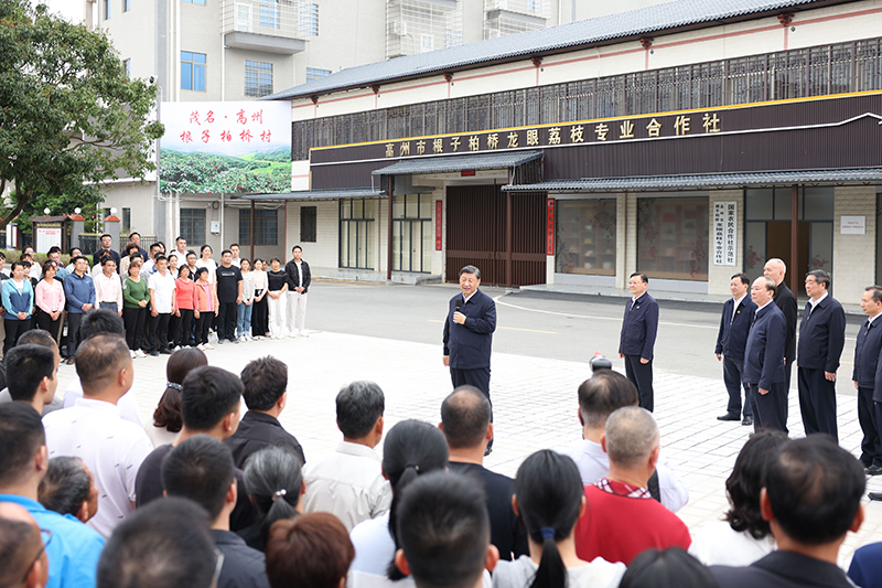 4月10日至13日,中共中央总书记、国家主席、中央军委主席习近平在广东考察。这是11日下午,习近平在茂名高州市根子镇柏桥村同村民亲切交流。